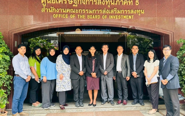 นางสาวปิยะวรรณ ขยันมาก ผู้อำนวยการศูนย์เศรษฐกิจการลงทุนภาคที่ 5 (บีโอไอสงขลา) และเจ้าหน้าที่ให้การต้อนรับ ผู้บริหารและเจ้าหน้าที่บริษัท ทวีชัย ฟู้ด แมนูแฟคเจอริ่ง จำกัด  พร้อมด้วยทีมที่ปรึกษาในการพัฒนาโรงงานอัจฉริยะ Smart Factory